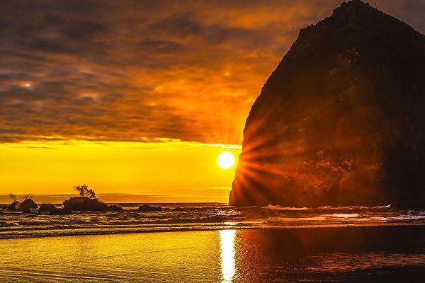 Perry, William 아티스트의 Colorful sunset-Haystack Rock sea stacks-Canon Beach-Clatsop County-Oregon-Originally discovered by작품입니다.
